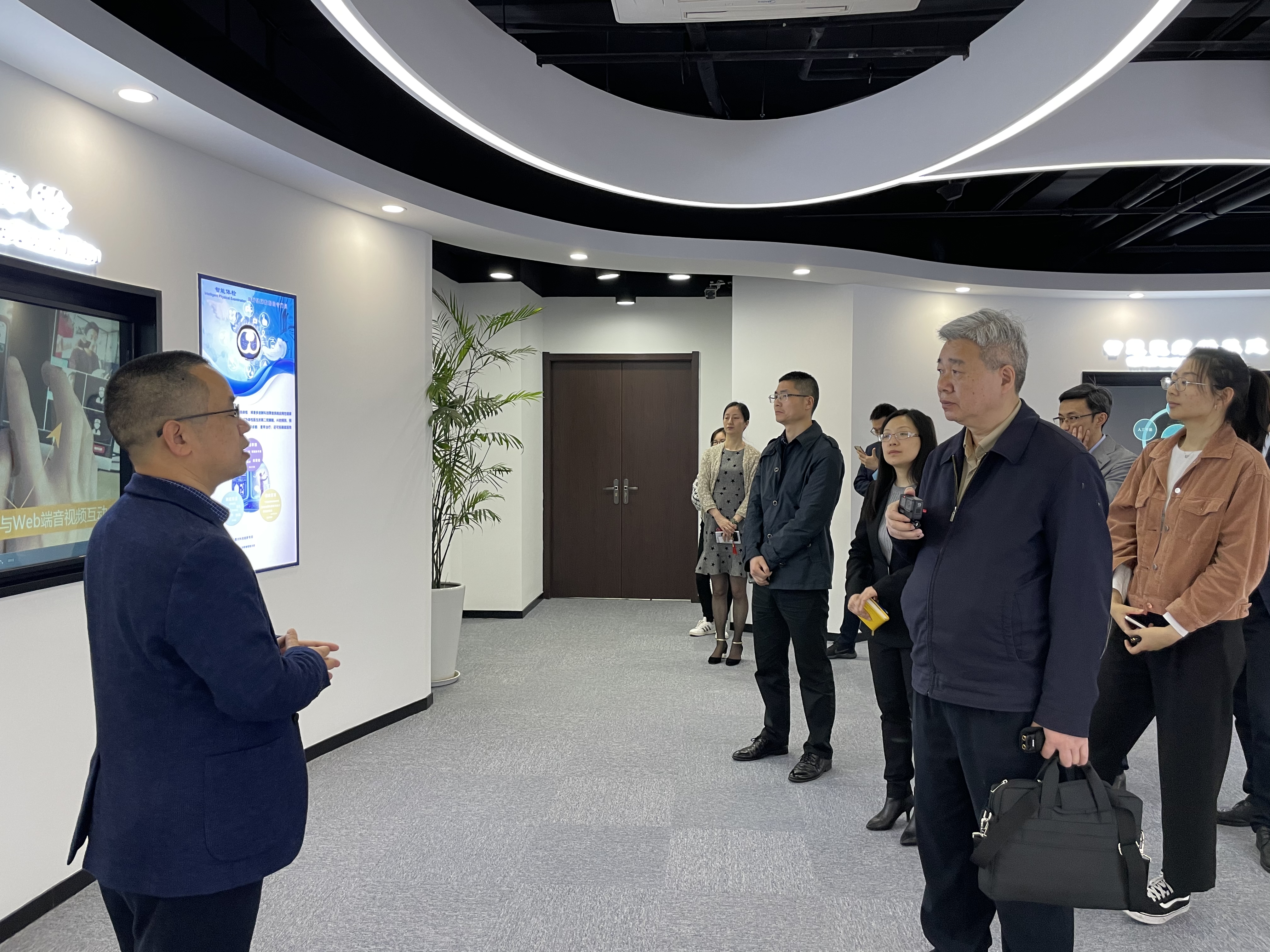 《中國人才》雜志編輯部主任溫金海一行蒞臨健培科技考察調(diào)研