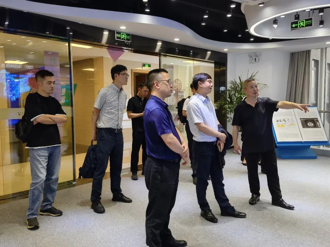 成都市錦江區(qū)委副書記、區(qū)長繆曉波一行蒞臨健培科技考察調(diào)研