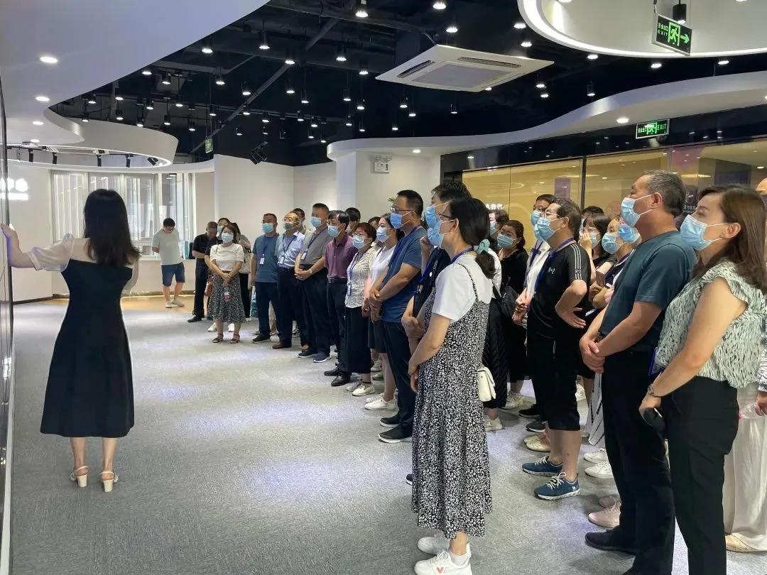 甘肅省張掖市醫(yī)保局黨組書記、副局長(zhǎng)劉衛(wèi)國(guó)一行蒞臨健培科技考察調(diào)研